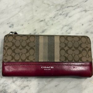 Coach Clutch Khaki / Black Cherry